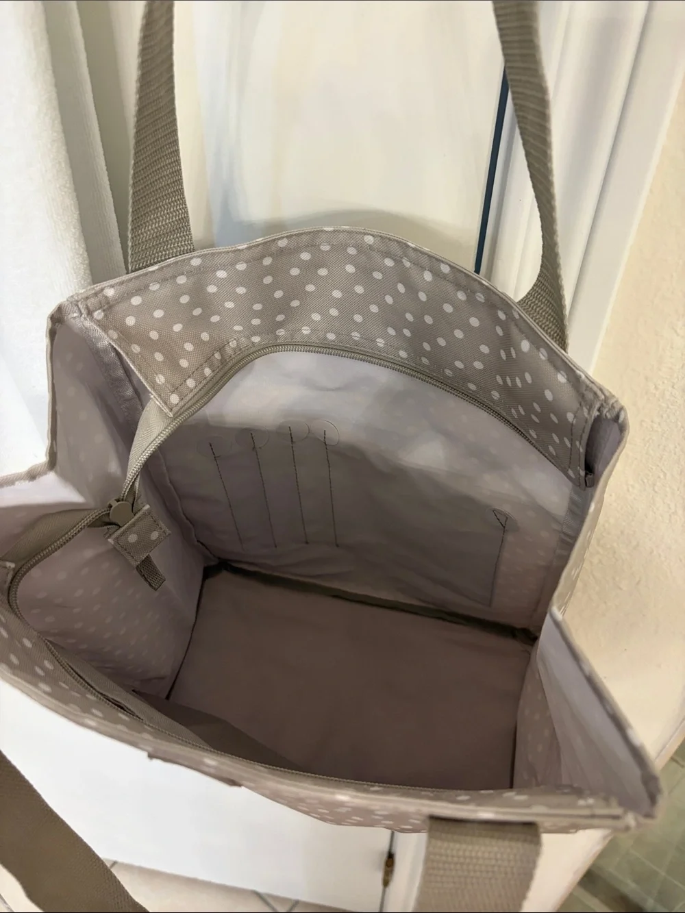 NWOT Gray Roomy Organizer Tote by Thirty-One Pebbled Polka Dot Faux Leather